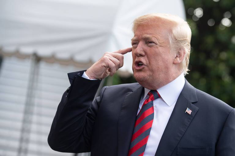 Trump fala a repórteres na Casa Branca antes de partir para a reunião do G7