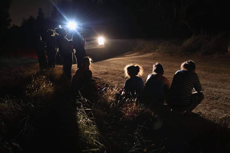 Grupo de imigrantes da América Central, incluindo crianças, são barrados pela Patrulha da Fronteira no Texas 