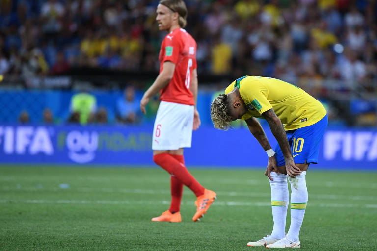 Neymar olha para o gramado durante empate entre Brasil e Suíça na Copa do Mundo