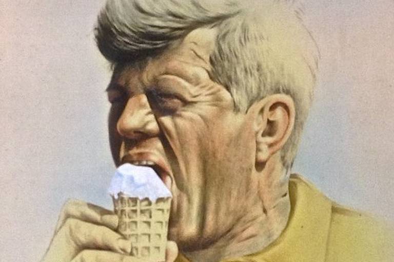 Homem de amarelo tomando sorvete 