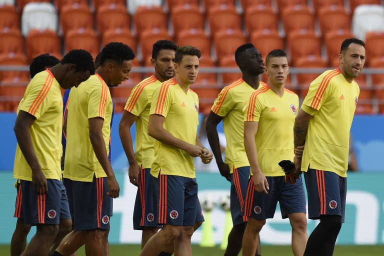Jogadores da Colômbia fazem treino de reconhecimento na Arena Mordovia, em Saransk, onde enfrentará o Japão nesta terça-feira (19)