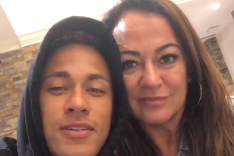 Neymar tira foto com a mãe, Nadine Santos