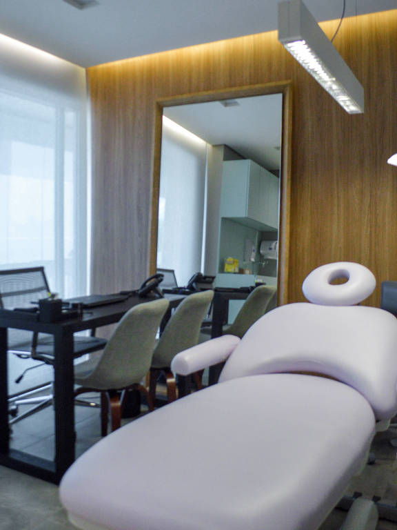 Outros serviços oferecidos são micropigmentação de sobrancelhas e massagem, atendimento nutricional e acupuntura