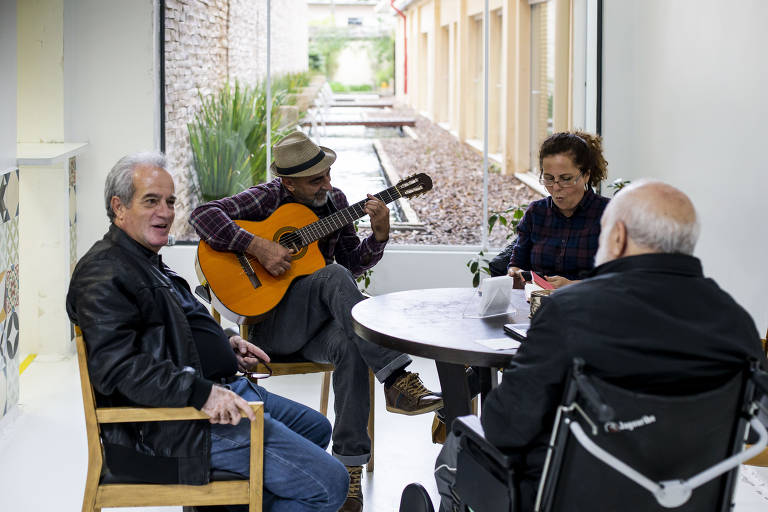 Dupla Giba Donato e Juarez Travassos fazem performance no hospital