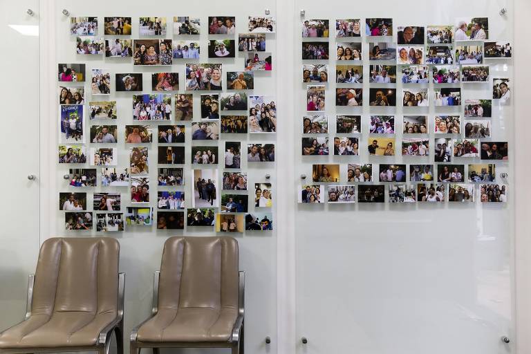 Mural de fotos com pacientes e ex-pacientes da instituição