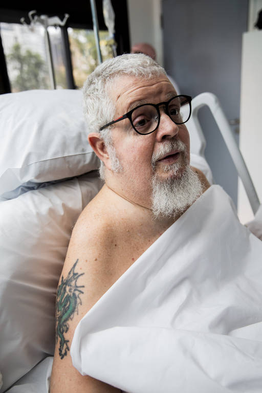 João Pacheco Fernandes Neto, 63, mostra sua tatuagem de dragão, feita em 1976, em Santos