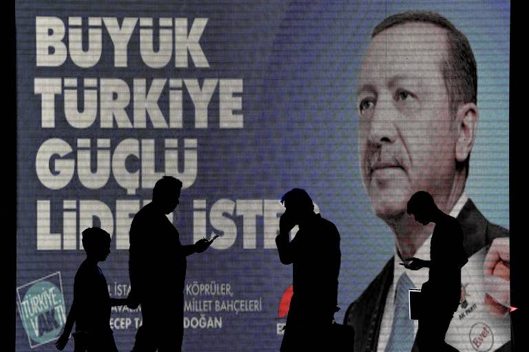 Cartaz da campanha do presidente turco, Recep Tayyip Erdogan, em Istambul