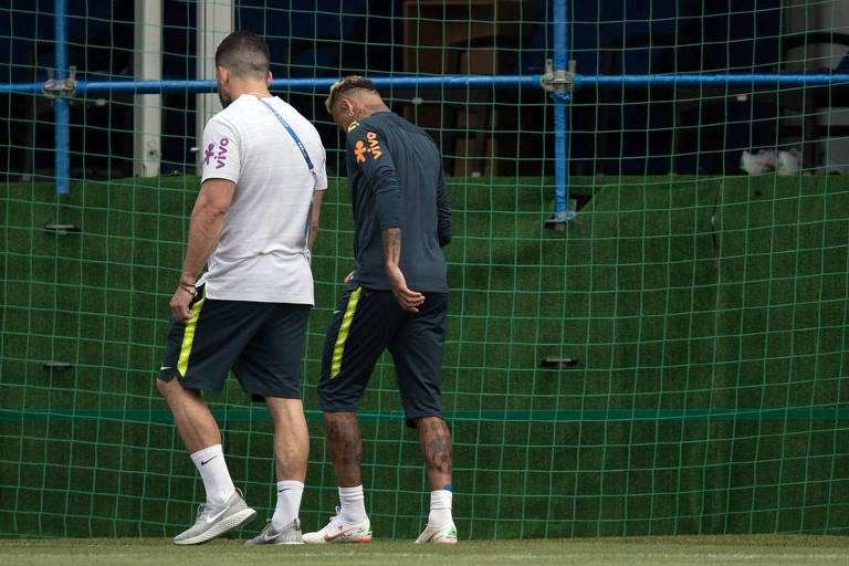 Neymar deixa treino da seleção após sentir dores no pé