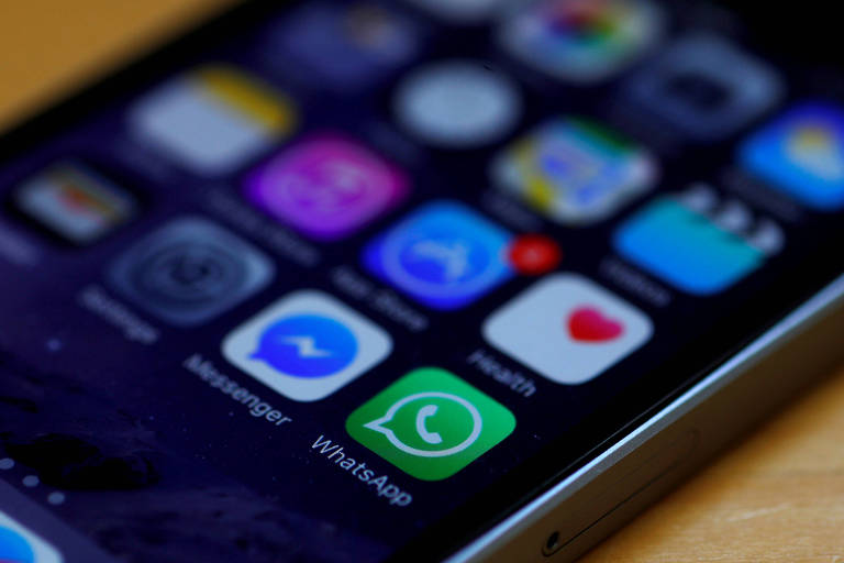 Tela de iPhone mostra ícones de aplicativos; ícone de Whatsapp e do Messenger estão em foco