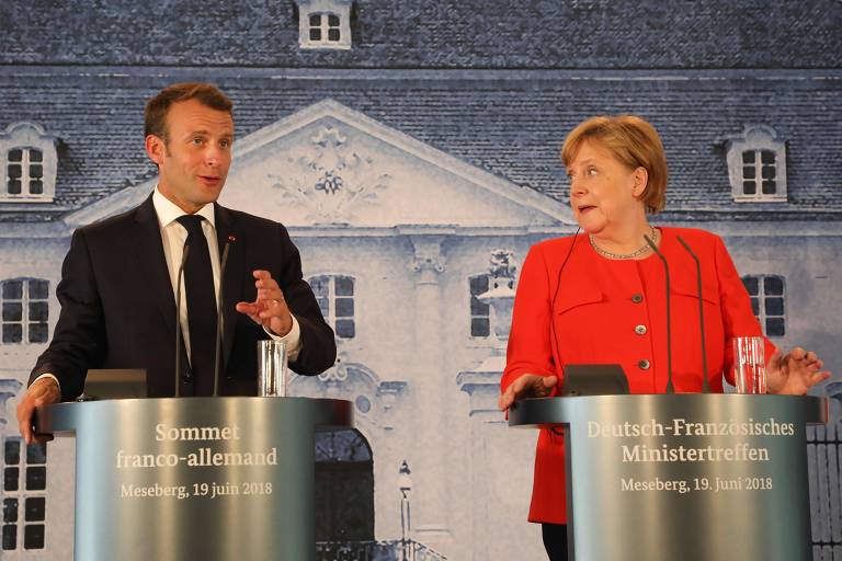 O presidente da França, Emmanuel Macron, e a chanceler alemã, Angela Merkel, durante anúncio em Meseberg, perto de Berlim