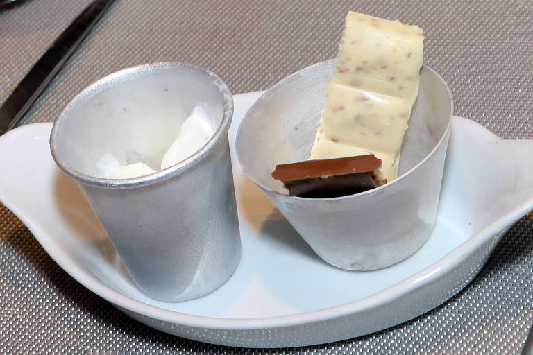 Chocolates novos da Lacta, servidos com sorvete de nata