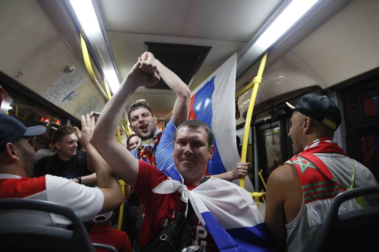 Russos comemoram no metrô após vitória da seleção anfitriã contra o Egito