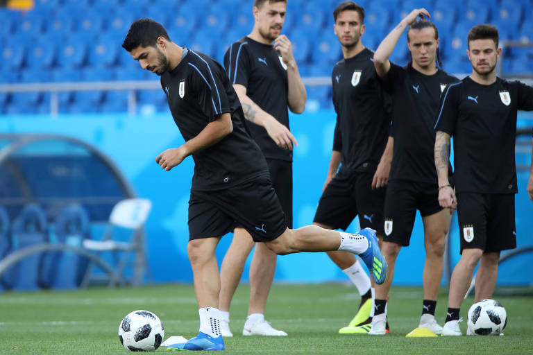 O atacante Luis Suárez participa do treino de reconhecimento do Uruguai na Arena Rostov, nesta terça (19); contra a Arábia Saudita, ele chegará ao 100º jogo com a camisa uruguaia