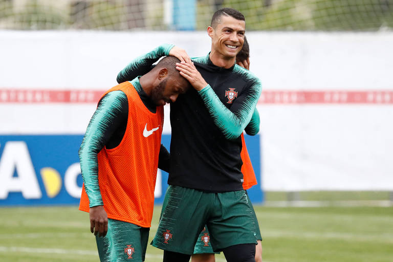 Cristiano Ronaldo e Manual Fernandes durante treino da seleção portuguesa em Kratovo, na região de Moscou, em 10 de junho