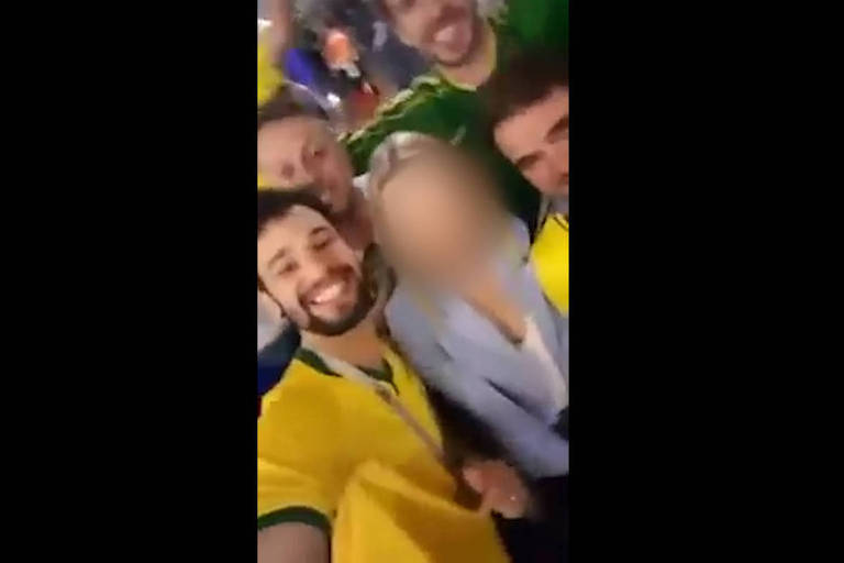 Frame de vídeo em que brasileiros insultam russa