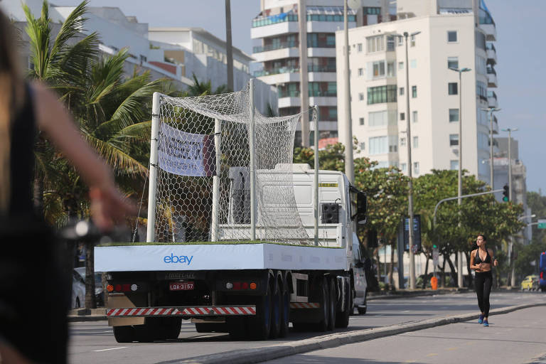 Traves do Marcanã, usadas na final da Copa do Mundo de 2014, é levada em veículo