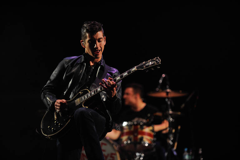 Alex Turner, do Arctic Monkeys, no Lollapalooza 2012, em São Paulo