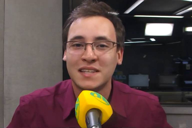 Locutor Gabriel Dias narra jogos da Copa do Mundo para a Jovem Pan