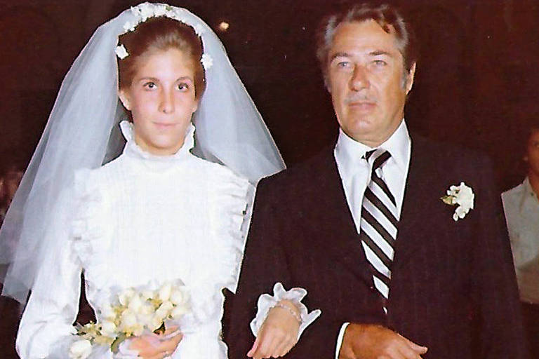 Karen Keilt com o pai, Frederic Birchal Raborg, no casamento dela, em janeiro de 1976, quatro meses antes de ser presa