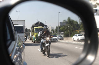 Motociclista na pista central da marginal Tietê