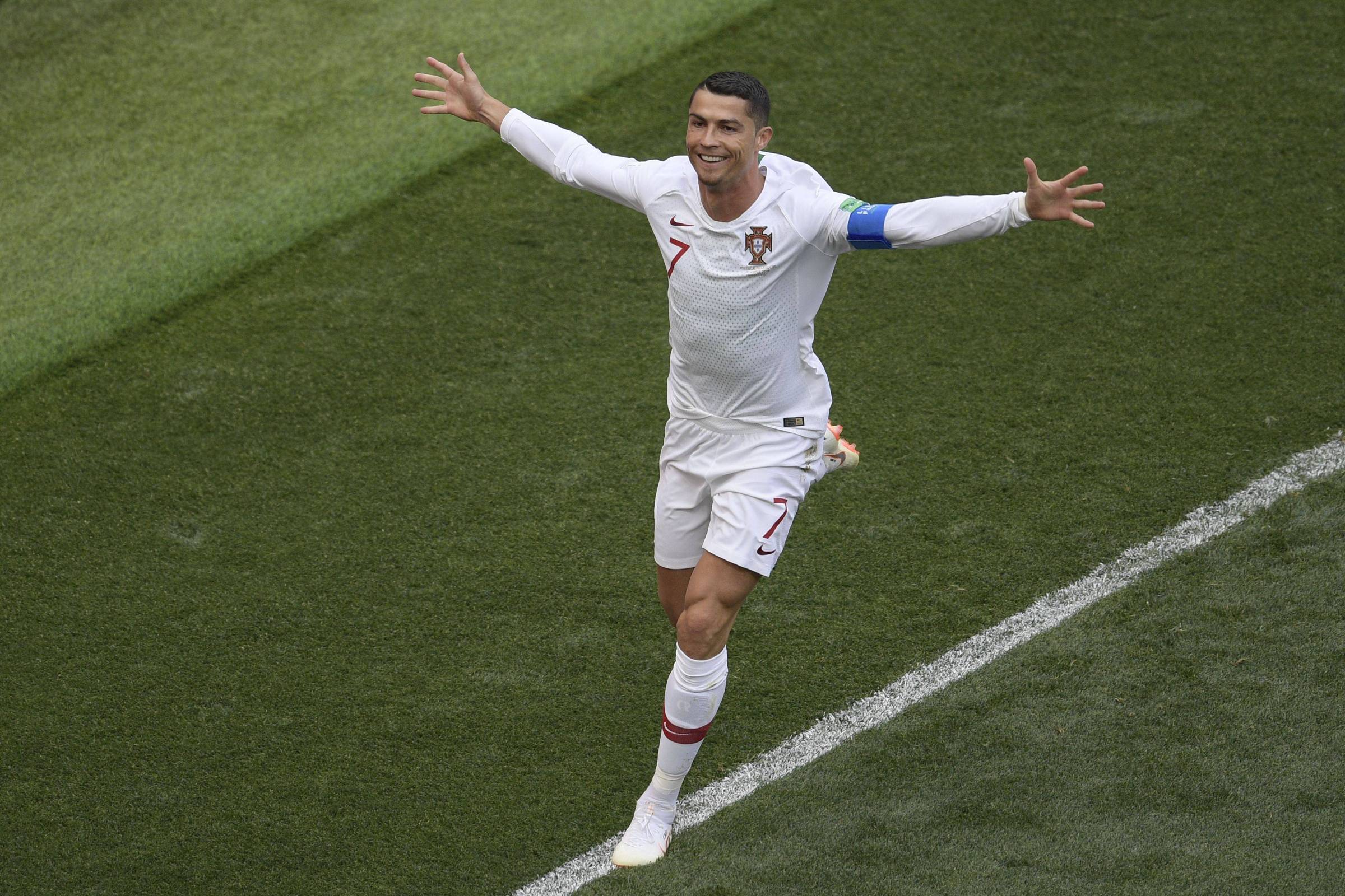 Cristiano Ronaldo se prepara para cobrança de falta contra a Espanha no  primeiro jogo da Copa do Mundo Rús…