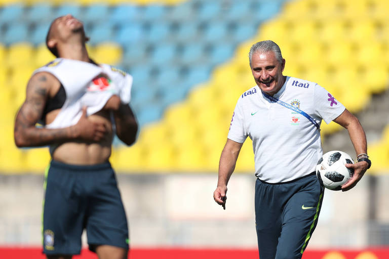 Tite sorri durante treino da seleção brasileira nesta quarta-feira (20), em Sochi