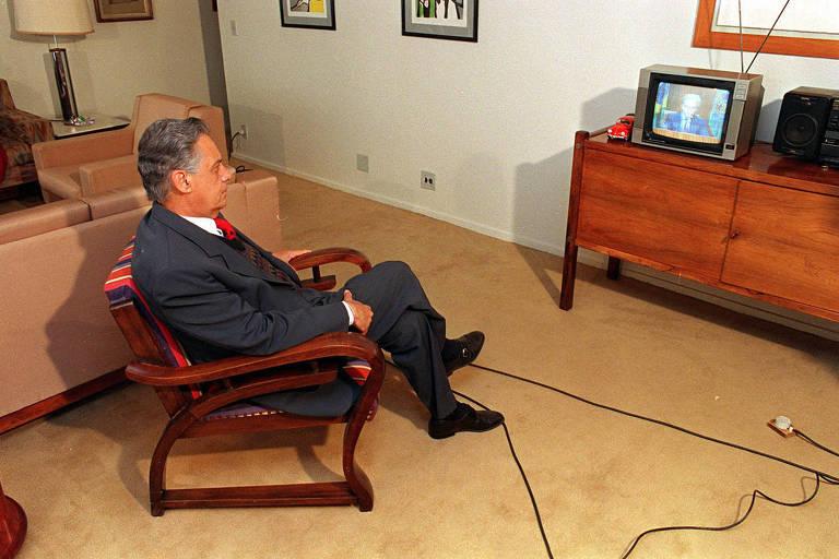 Em sua casa, o ex-ministro da Fazenda e candidato à Presidência pelo PSDB, Fernando Henrique Cardoso, assiste ao pronunciamento de lançamento do Plano Real pelo presidente Itamar Franco