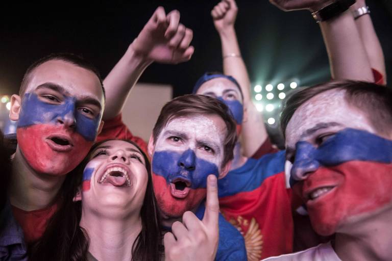 Russos comemoram segunda vitória da seleção anfitriã na Copa do Mundo
