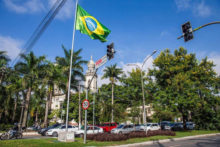Um dos mastros com a bandeira nacional instalados na avenida Brasil, em São Paulo