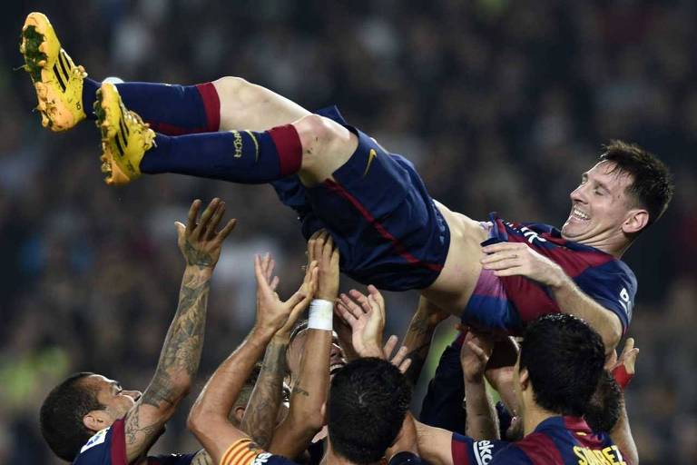 Messi é jogado pelo alto após se tornar o maior artilheiro da história do Campeonato Espanhol