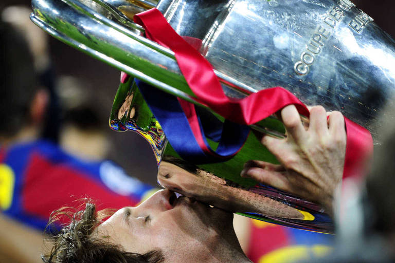Messi beija o troféu da Champions, em Wembley, em Londres