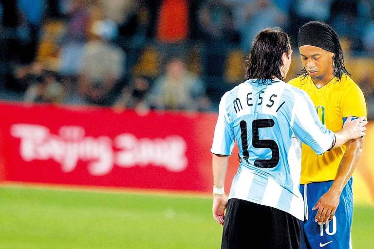 Messi conversa com Ronaldinho depois de a Argentina vencer o Brasil nos Jogos Olímpicos de Pequim