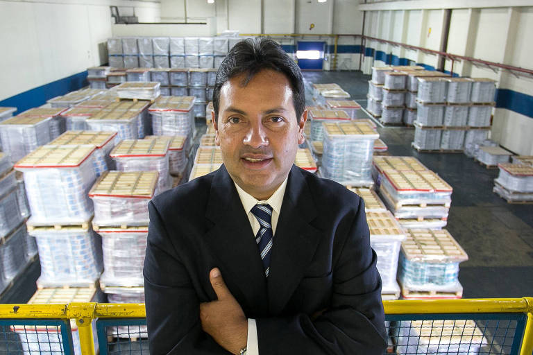 Retrato de Carlos Santa Cruz, CEO da Bemis na América Latina, em um galpão de armazenagem