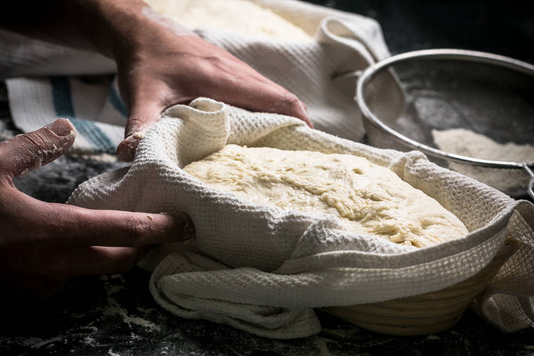 Passo 4 do processo de produção artesanal do pão: modelagem