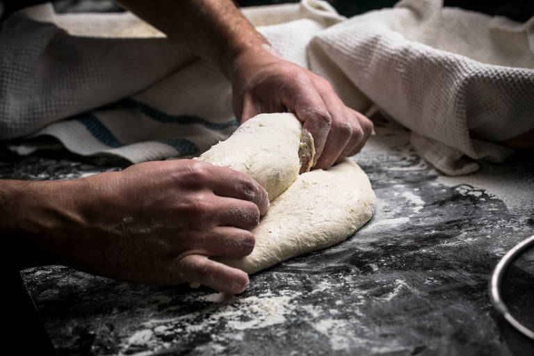 Passo 4 do processo de produção artesanal do pão: modelagem