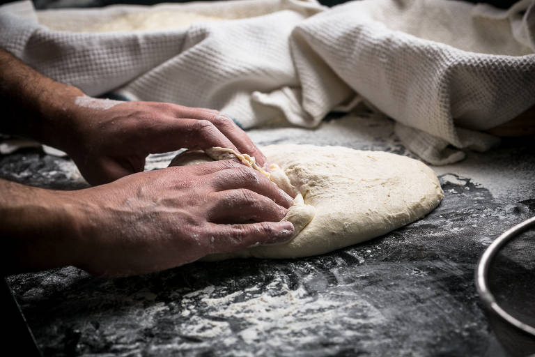 Passo 4 do processo de produção artesanal do pão: modelagem