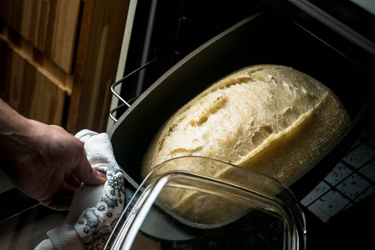 Passo 6 do processo de produção artesanal do pão: o forno