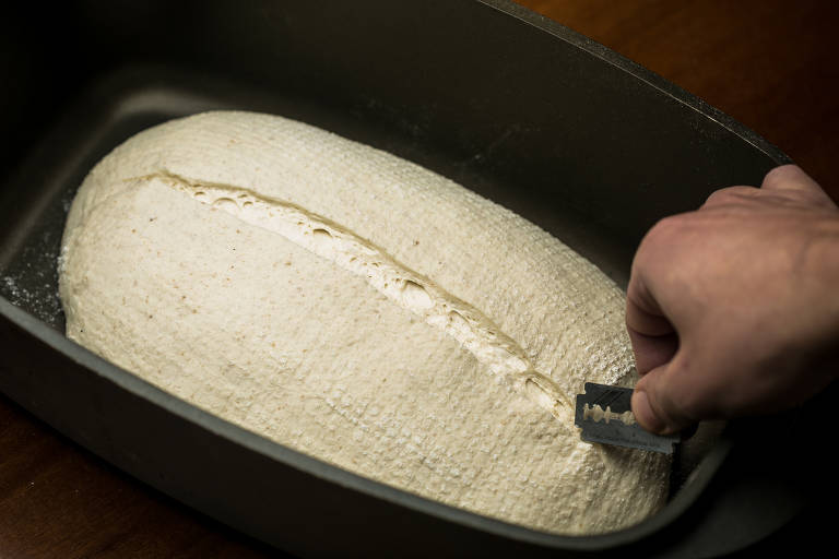 Passo 5 do processo de produção artesanal do pão: o corte