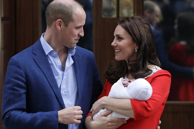 Príncipe William e Kate Middleton na saída da maternidade após nascimento de Louis 