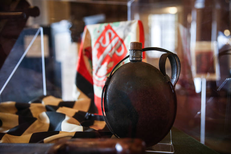 Bandeira e cantil usado por combatente da Revolução de 1932, na qual São Paulo tentou derrubar o governo Getúlio Vargas e instalar uma Constituinte, em exibição no Tribunal de Justiça de São Paulo, no centro da capital paulista