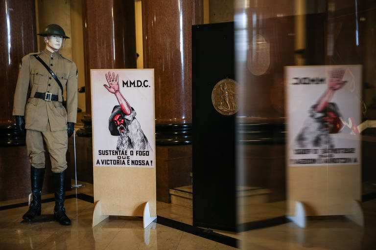 Uniforme de combatente e cartaz da Revolução de 1932, na qual São Paulo tentou derrubar o governo Getúlio Vargas e instalar uma Constituinte, em exibição no Tribunal de Justiça de São Paulo, no centro da capital paulista