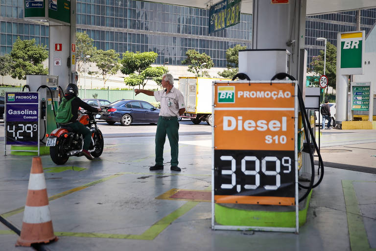 posto de gasolina com placa com o preço do diesel a 3,99
