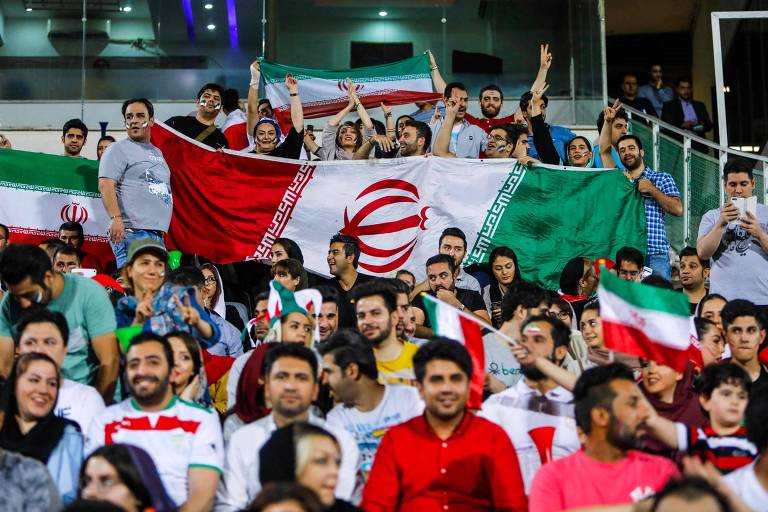 O Iraniano E O Russo Ventilam Na Zona Do Fã No Campeonato Do Mundo