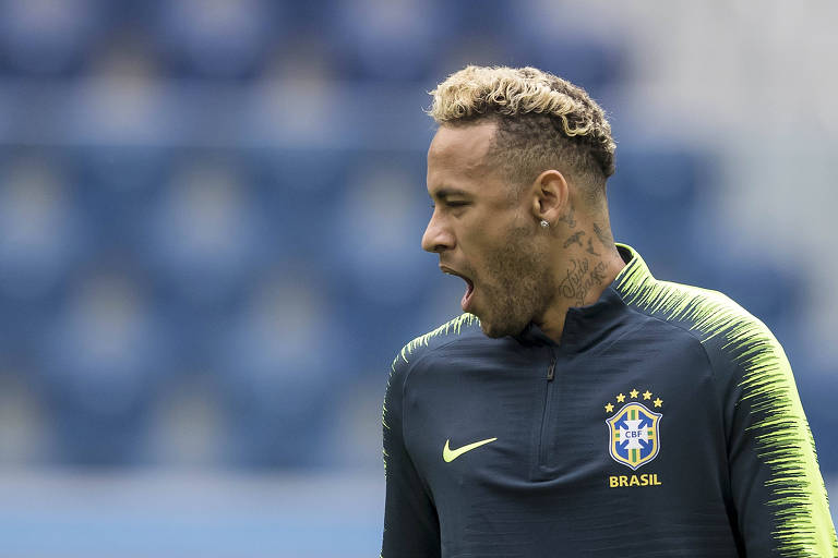 Neymar durante treino da seleção brasileira desta quinta (21)