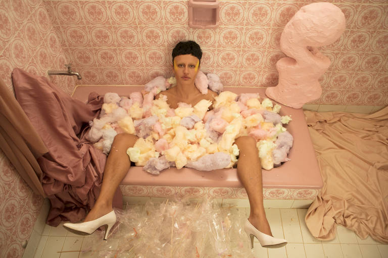 Maria Beraldo está sentada em uma banheira cheia de algodão doce