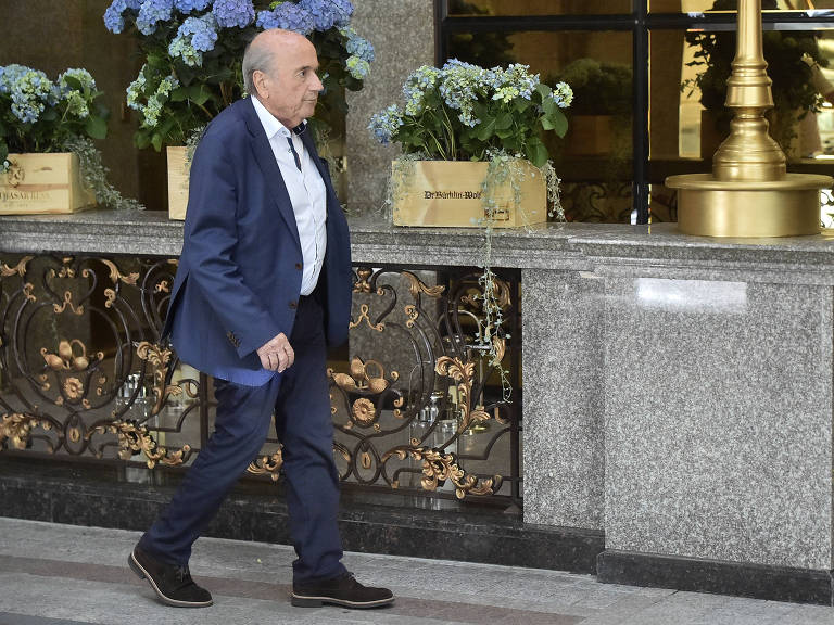 Blatter, ex-presidente da Fifa, deixa hotel em Moscou
