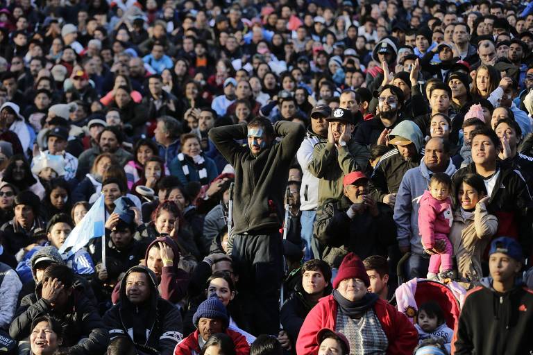 Torcedores argentinos assistem a jogo em Buenos Aires