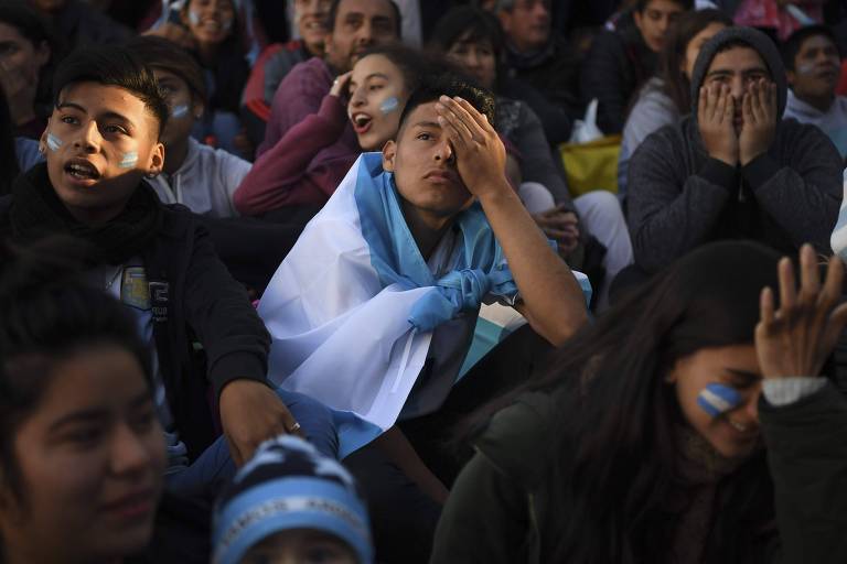 Torcedores argentinos assistem a jogo em Buenos Aires
