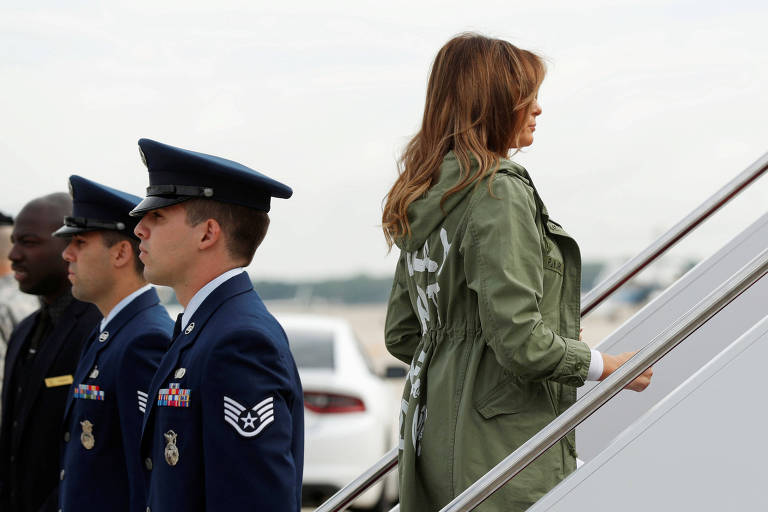 Melania Trump usa jaqueta controversa em viagem ao Texas