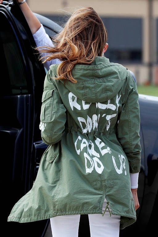 Melania Trump usa jaqueta controversa em viagem ao Texas